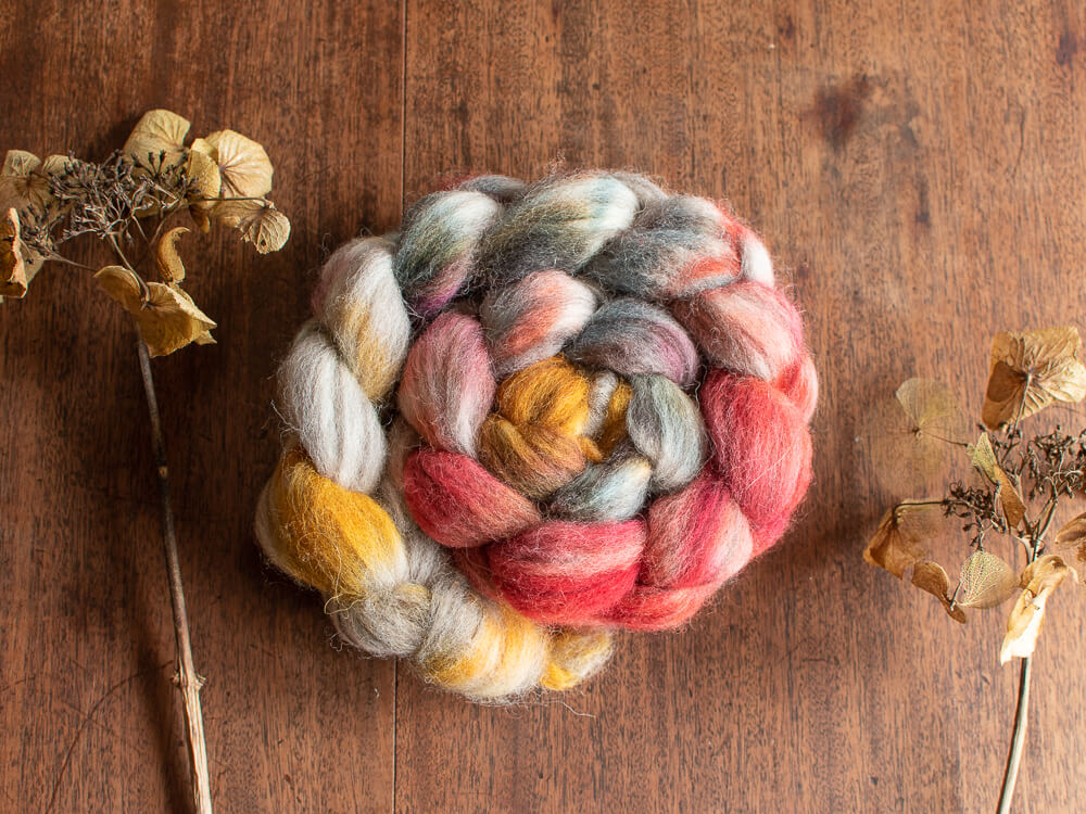 Vase d'anémones – Solace blend hand-dyed British wool tops