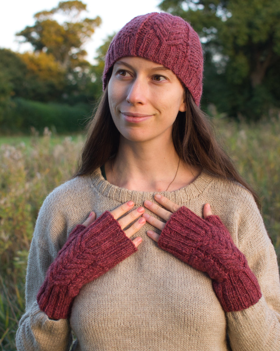 Plicatum cable knit mitts knitting pattern