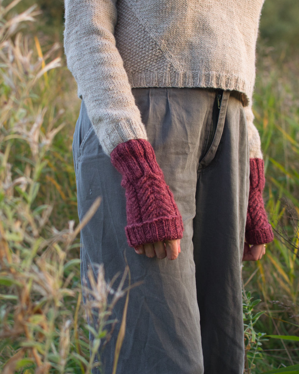 Plicatum cable knit mitts knitting pattern