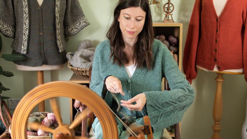 Episode 61 of the podcast – A giveaway for wannabe spinners, local farm yarn knitting and a soggy garden update