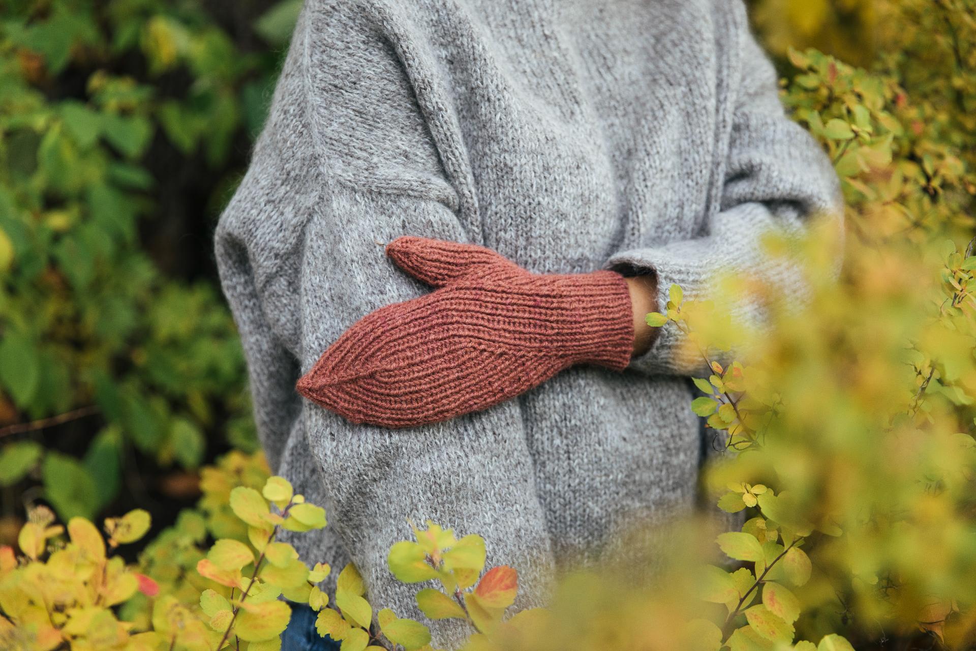 Tortilis ribbed mittens knitting pattern